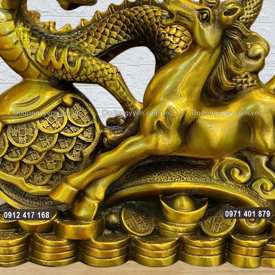 Linh vật Ngựa v&agrave; Rồng đứng tr&ecirc;n quyền trượng Như &Yacute;